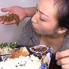 狂気！ご飯を食べながら脱糞する女