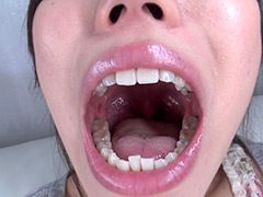 乙川結衣さんの歯・口内自撮り